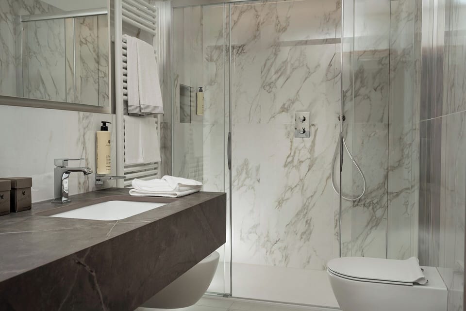 Junior Suite | Bathroom | Hair dryer, bidet, towels, soap