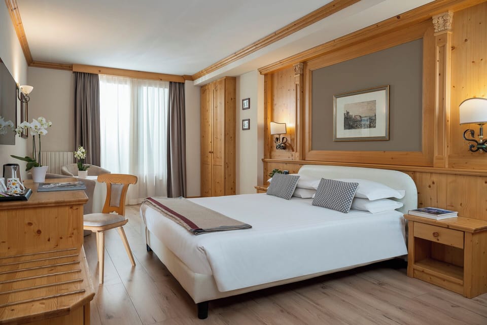 Junior Suite | Minibar, in-room safe, desk, laptop workspace