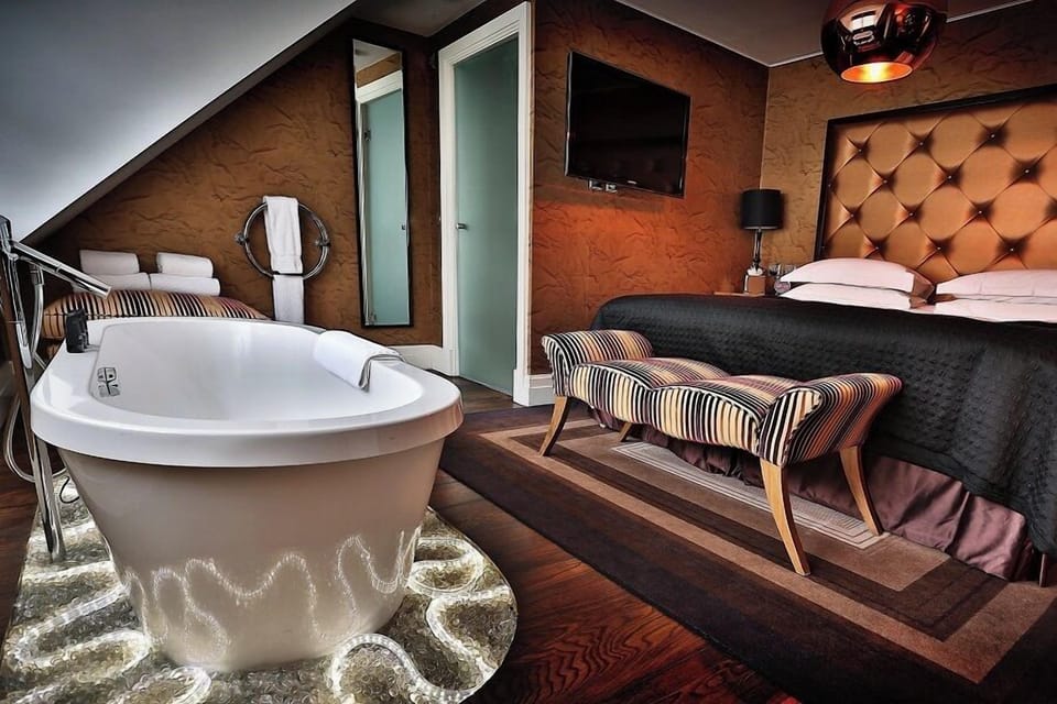 Deluxe Room (Loft) | Bathroom | Combined shower/tub, free toiletries, hair dryer, bathrobes