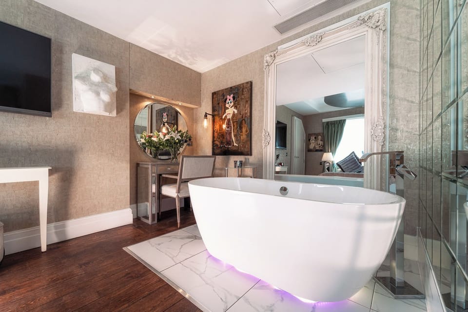 Deluxe Suite | Bathroom | Combined shower/tub, free toiletries, hair dryer, bathrobes
