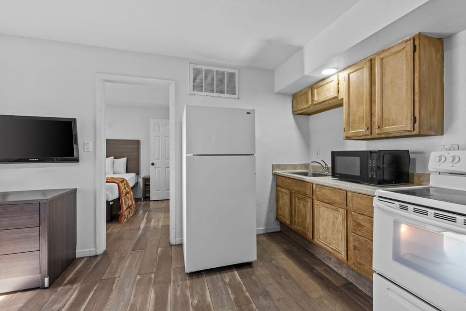Deluxe Double Room, 2 Queen Beds, Non Smoking, Kitchenette | Private kitchen | Fridge, microwave, coffee/tea maker
