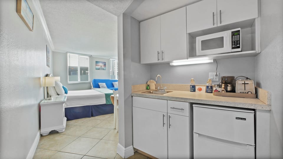 Queen Studio | Private kitchenette | Mini-fridge, microwave, coffee/tea maker, toaster