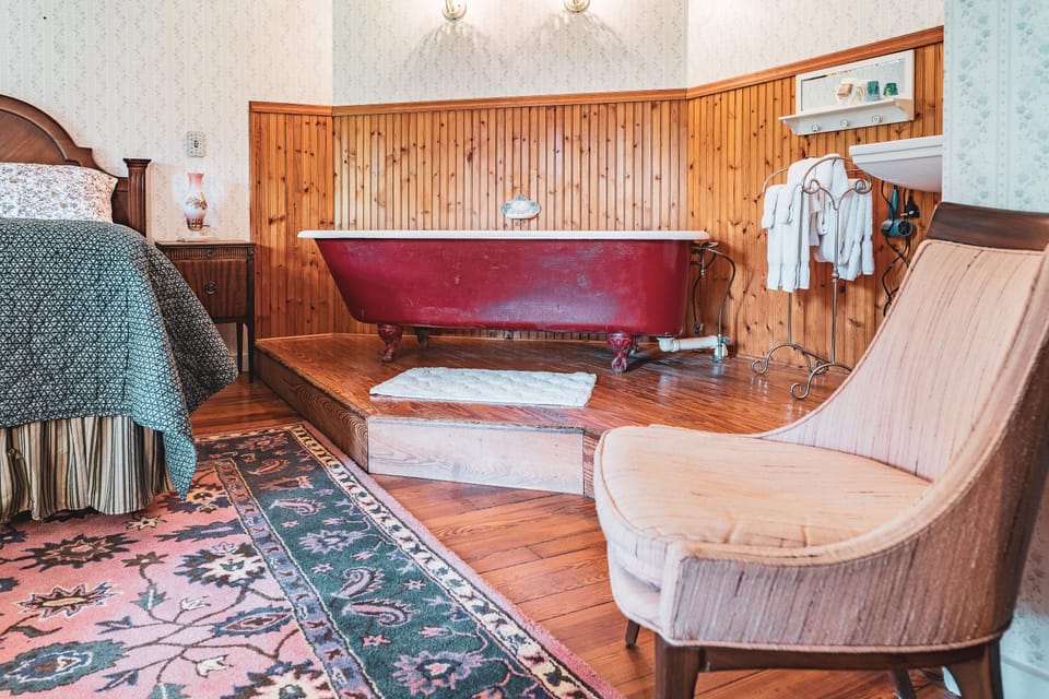 Room, Private Bathroom (Emili's) | Premium bedding, rollaway beds, free WiFi, bed sheets