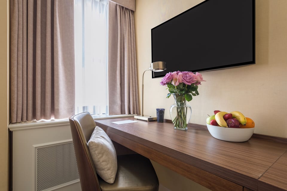 King Room | Living area | TV, pay movies