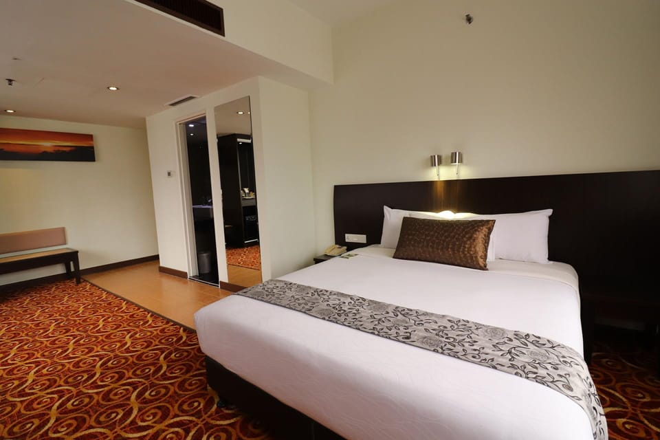 KLCC Suite | Minibar, in-room safe, desk, laptop workspace