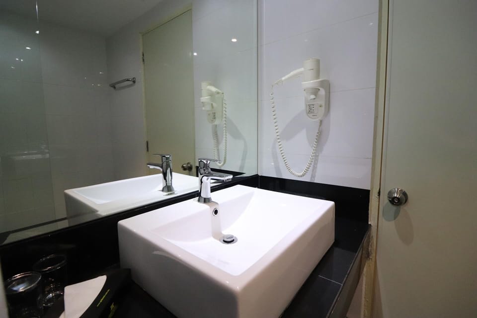 Premium Twin Room | Minibar, in-room safe, desk, laptop workspace