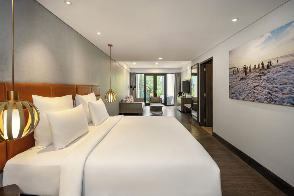 Deluxe Room, 1 King Bed, Garden View (Premium) | Premium bedding, in-room safe, desk, laptop workspace
