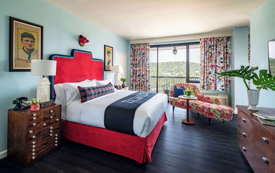 Room, 1 King Bed, Balcony | Pillowtop beds, in-room safe, desk, laptop workspace