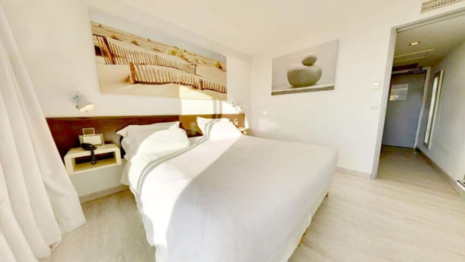 Double Room, Partial Sea View | Individually furnished, desk, soundproofing, iron/ironing board