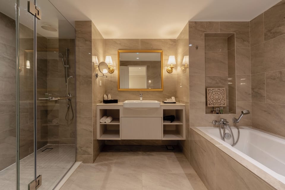 Palace Suite | Bathroom | Shower, rainfall showerhead, free toiletries, hair dryer