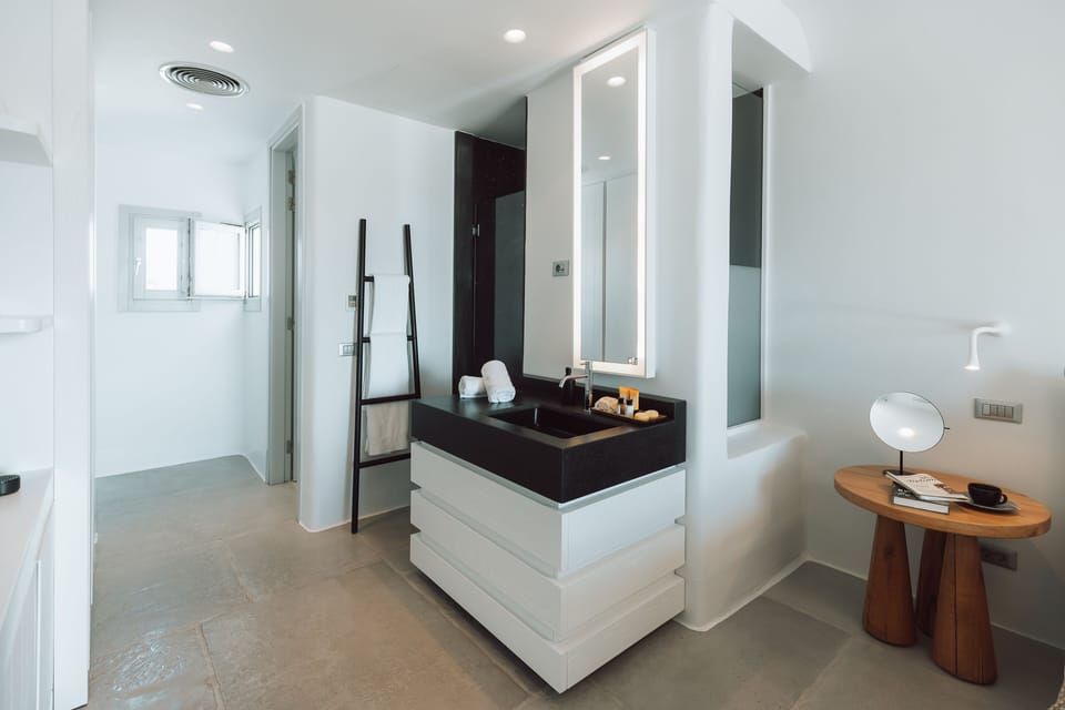 Superior Room, 1 King Bed, Balcony, Sea View | Bathroom | Shower, rainfall showerhead, designer toiletries, hair dryer