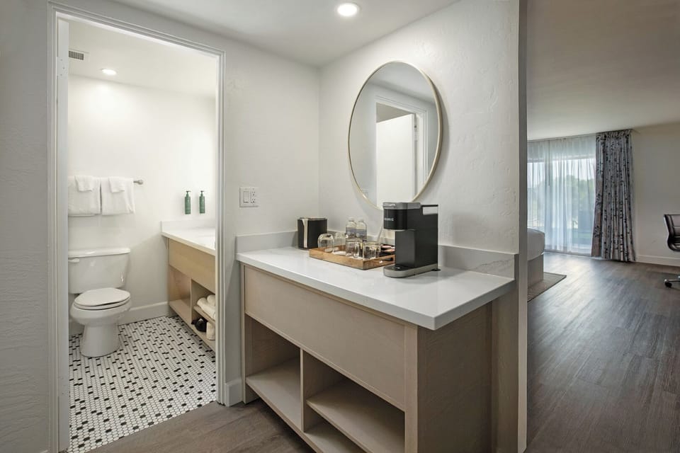 1 bedroom, premium bedding, pillowtop beds, blackout drapes