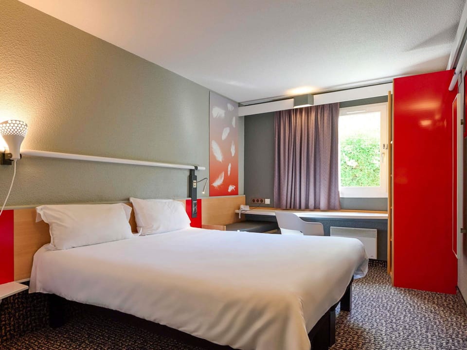 Standard Room, 1 Double Bed | In-room safe, desk, blackout drapes, soundproofing