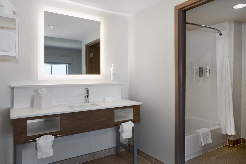 Hydromassage showerhead, free toiletries, hair dryer, towels