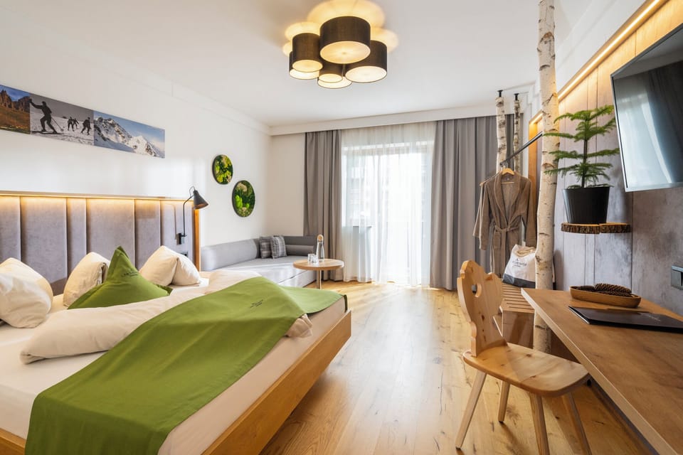 Comfort Double Room, 1 King Bed with Sofa bed | Premium bedding, in-room safe, desk, free cribs/infant beds