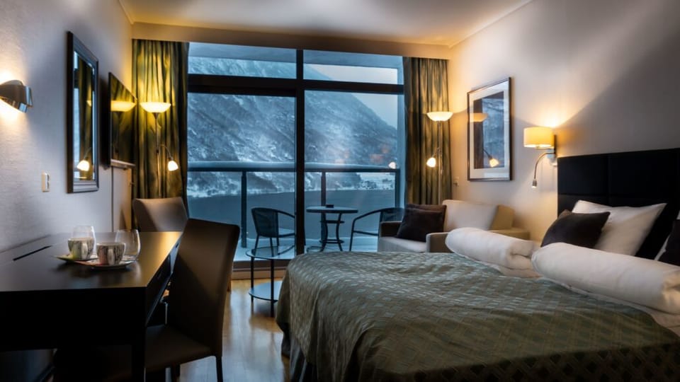 Superior Twin Room (Fjord View) | Pillowtop beds, WiFi, bed sheets