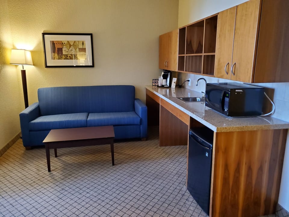 Coffee/tea maker, fridge, microwave
