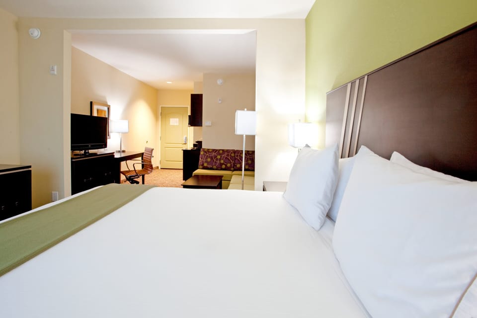 Desk, blackout drapes, iron/ironing board, free WiFi