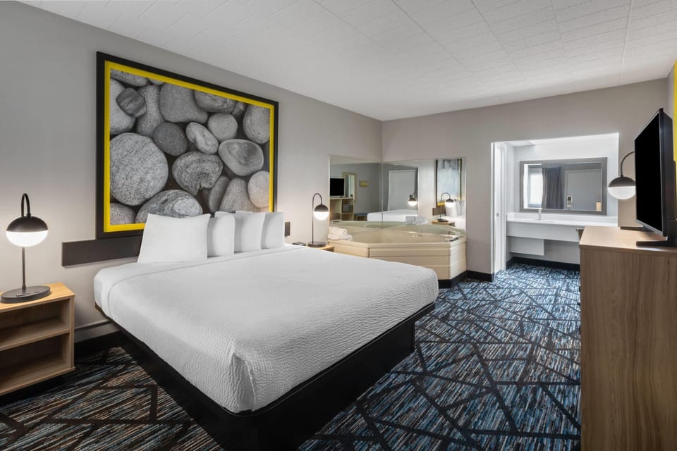 Deluxe Room, 1 King Bed, Non Smoking, Jetted Tub | Desk, iron/ironing board, free WiFi, bed sheets