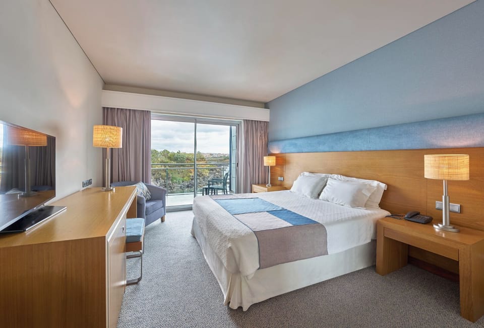 Hypo-allergenic bedding, minibar, in-room safe, desk