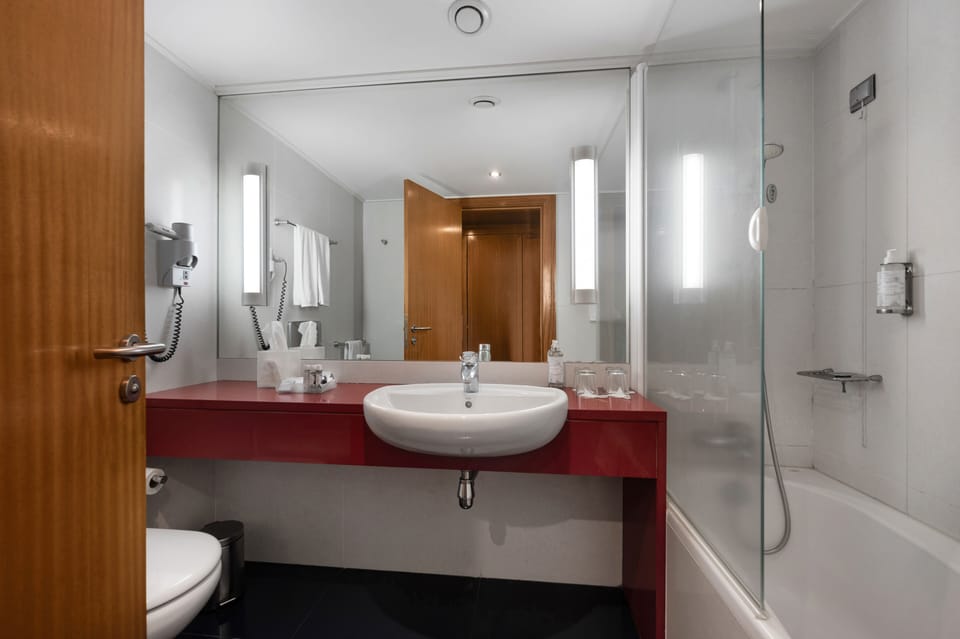 Family Suite, Sea View | Bathroom | Combined shower/tub, hair dryer, bidet, towels