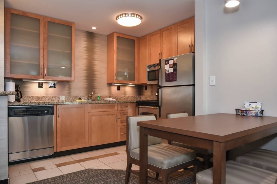 Full-size fridge, microwave, stovetop, dishwasher