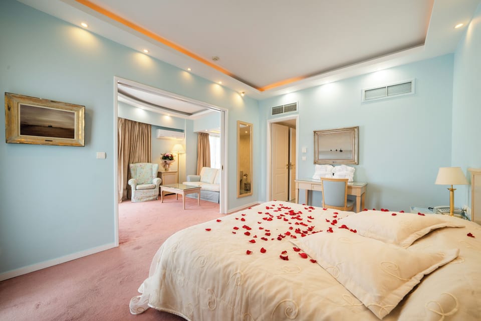 Suite, Sea View | In-room safe, desk, soundproofing, free WiFi