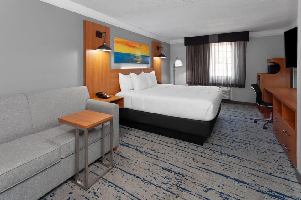 Room, 1 King Bed, Non Smoking | Premium bedding, desk, blackout drapes, iron/ironing board