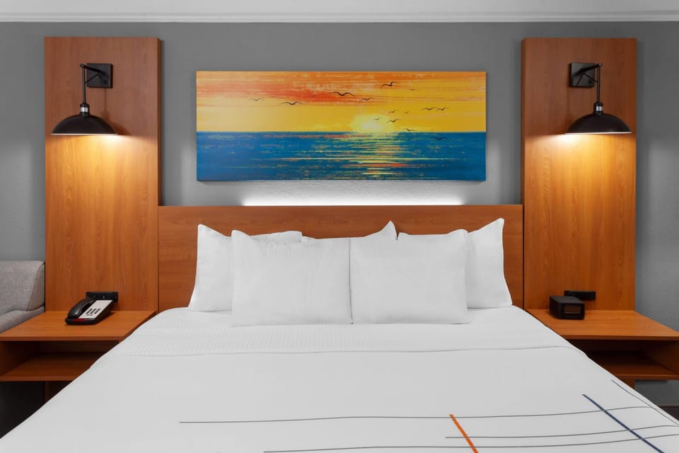 Room, 1 King Bed, Non Smoking | Premium bedding, desk, blackout drapes, iron/ironing board