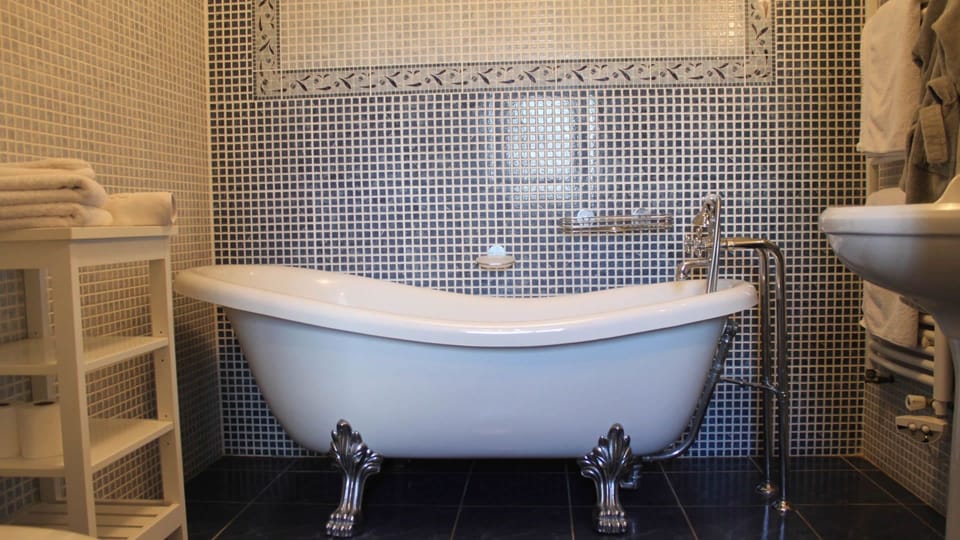 Double Room (Lafrançaise) | Bathroom | Free toiletries, hair dryer, bathrobes, towels