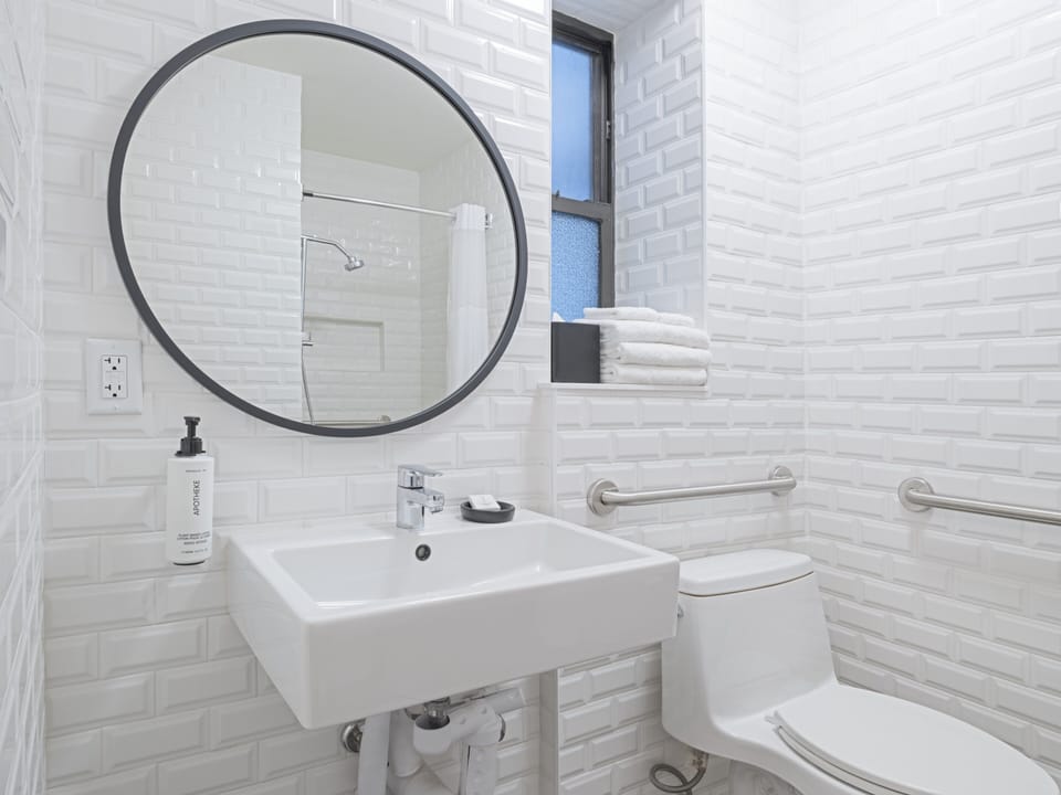 Standard Room, 1 Double Bed, Roll-in Shower (Mobility Accessible) | Premium bedding, pillowtop beds, in-room safe, individually decorated