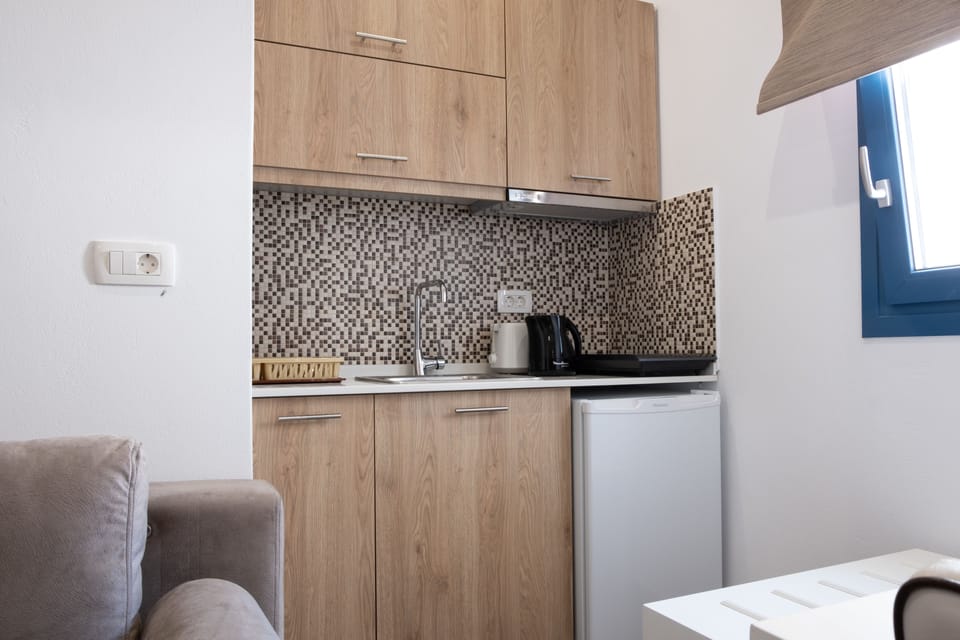 Superior Triple Room (Studio) | Private kitchenette | Fridge, cookware/dishes/utensils