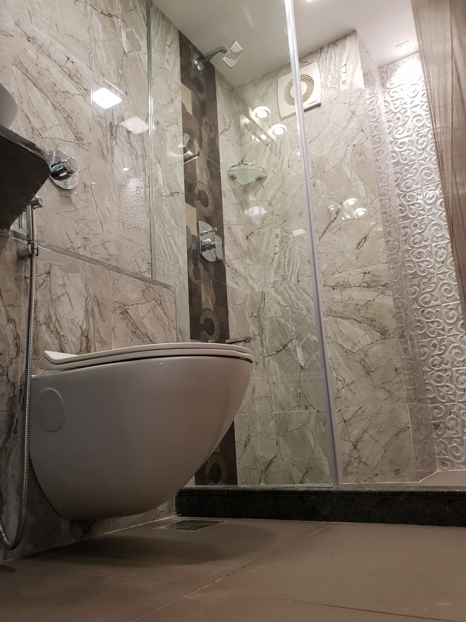 Deluxe Room | Bathroom | Shower, bathrobes, towels
