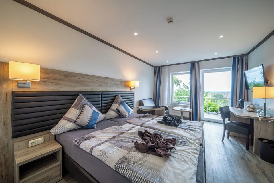 Komfort Doppelzimmer mit Kingsize-Bett , Kanalblick | Premium bedding, desk, iron/ironing board, free wired internet