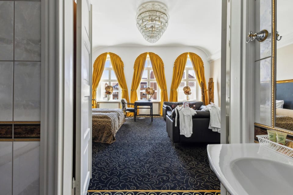 Suite | Desk, iron/ironing board, free WiFi, bed sheets