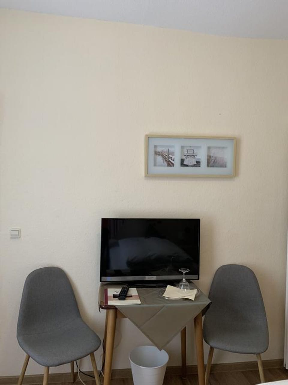 Standard Double Room, 2 Twin Beds | Television