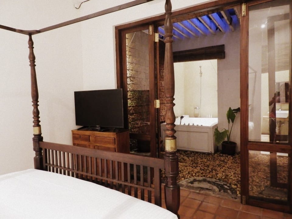 Traditional Suite, Jetted Tub, Courtyard Area | 1 bedroom, premium bedding, in-room safe, desk