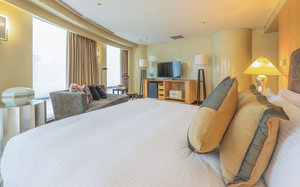 Executive Suite | Down comforters, desk, laptop workspace, blackout drapes