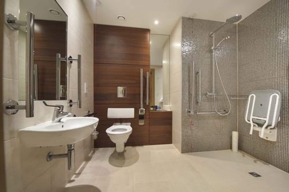 Classic Room, 1 Double or 2 Twin Beds (Accessible) | Bathroom | Free toiletries, hair dryer, bathrobes, towels