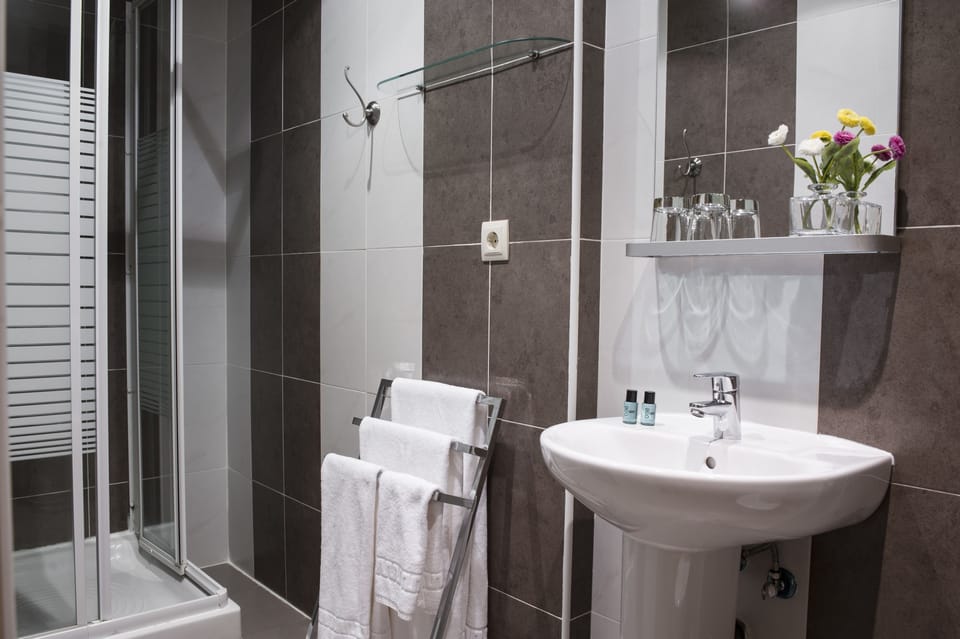 Junior Suite | Bathroom | Shower, free toiletries, hair dryer, towels