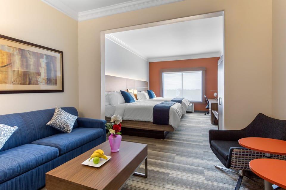 Premium bedding, down comforters, minibar, in-room safe