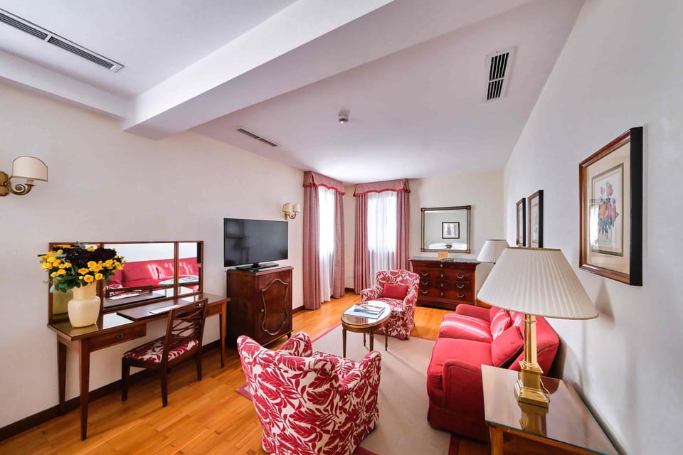 Junior Suite | Hypo-allergenic bedding, down comforters, minibar, in-room safe