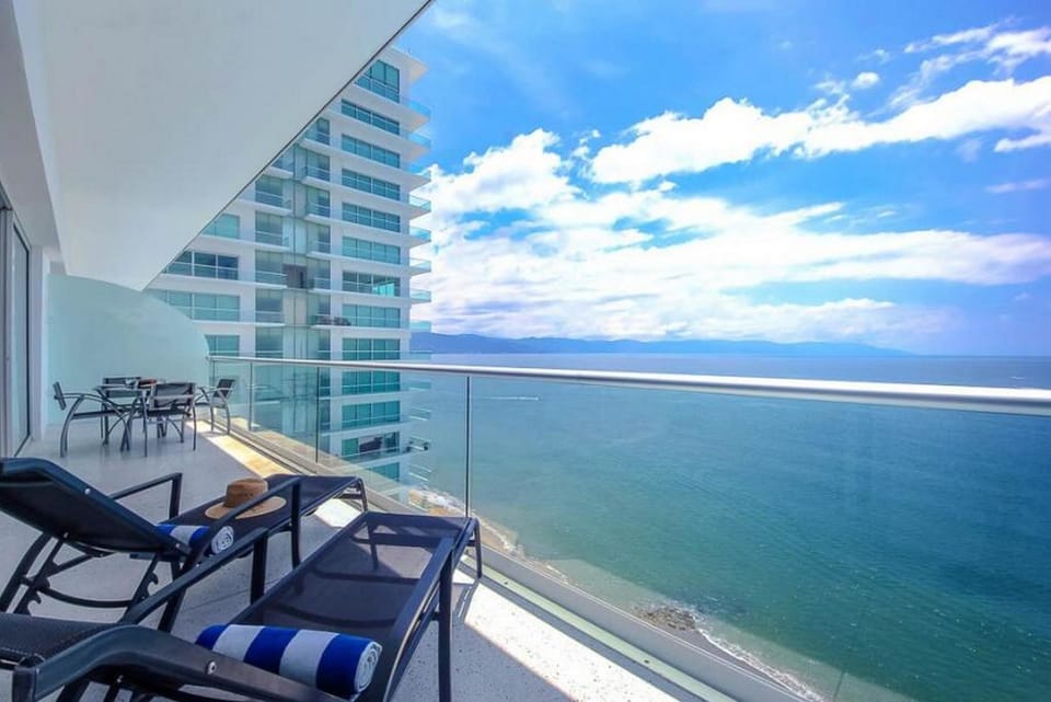 Comfort Condo, Kitchen, Ocean View | Balcony