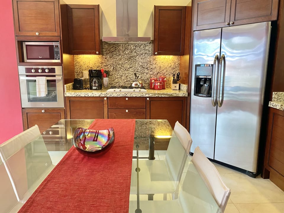 Comfort Condo, Kitchen, Ocean View | In-room dining