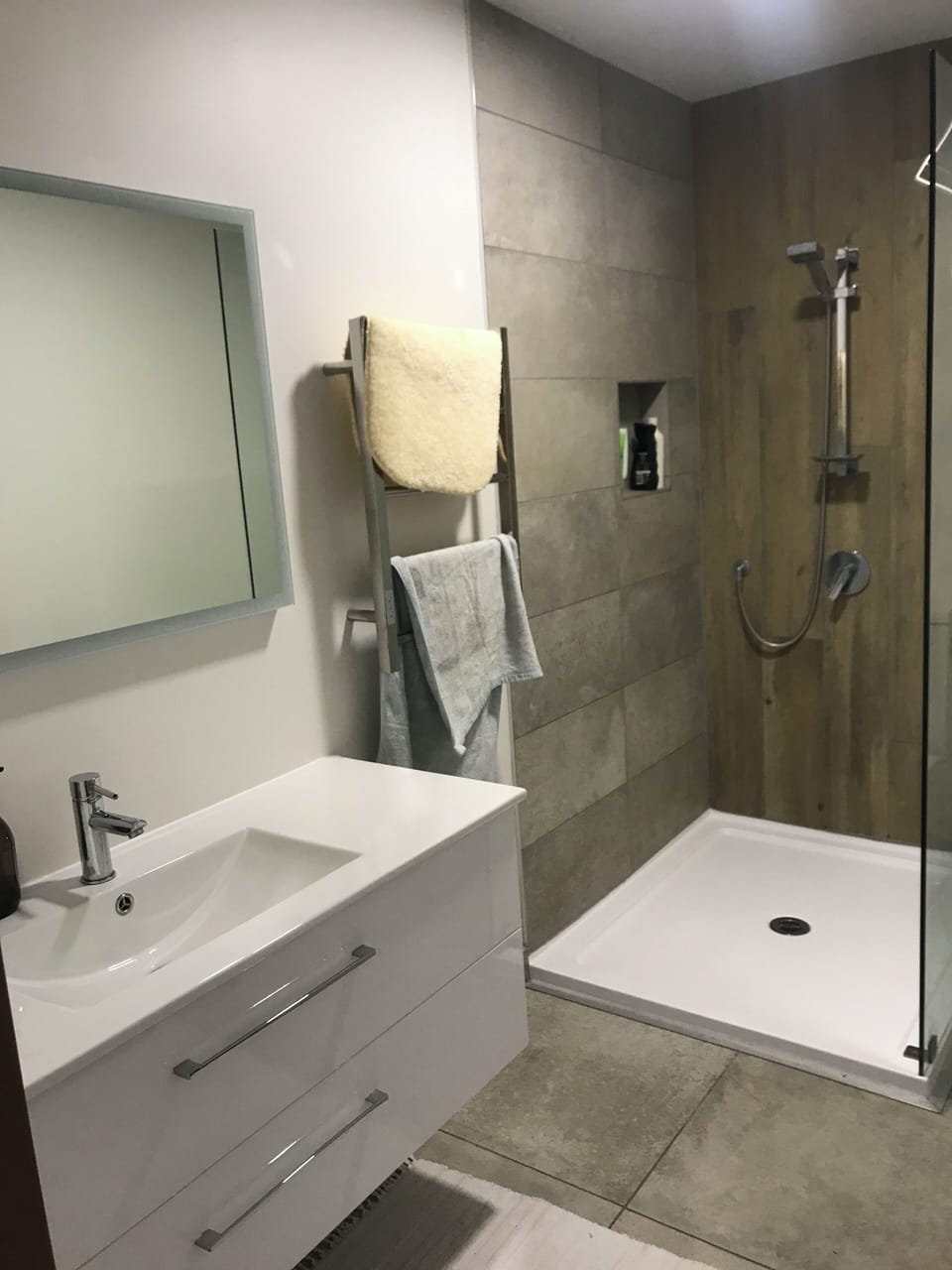 Comfort Double Room, 1 Queen Bed | Bathroom | Shower, rainfall showerhead