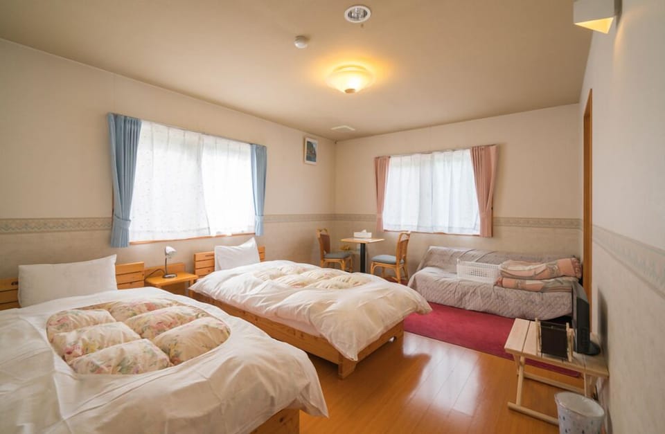 Twin Room, Non Smoking, Shared Bathroom (No meal) | Down comforters, desk, free WiFi, bed sheets
