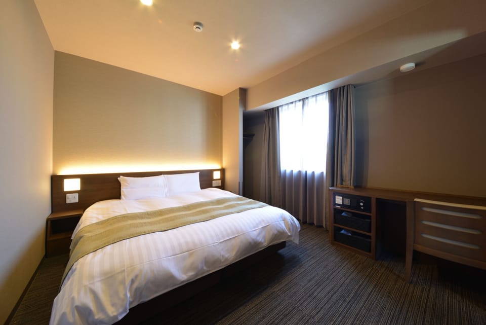 In-room safe, desk, WiFi (free)