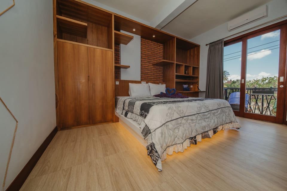 Standard Room, 1 King Bed | Minibar, in-room safe, soundproofing, free WiFi