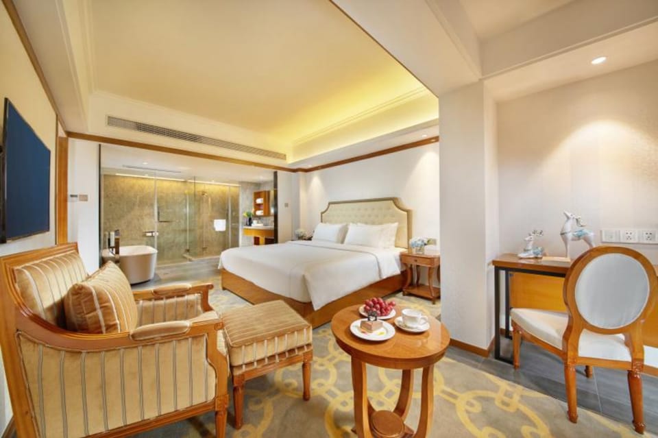 Deluxe Suite | Desk, blackout drapes, WiFi (free)