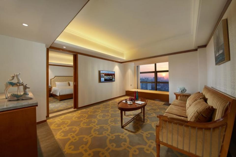 Deluxe Suite | Desk, blackout drapes, WiFi (free)